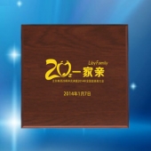 2014年1月：定制廣州立白集團(tuán)20周年慶純金幣鑲嵌水晶擺件